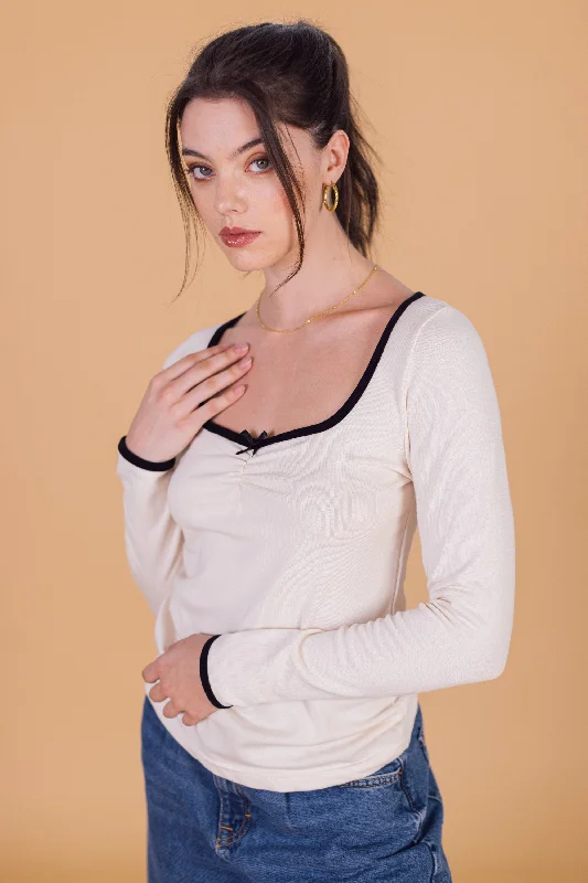 women's tops for those who want to show off their figure in a flattering wayTop Rene Cream Chic