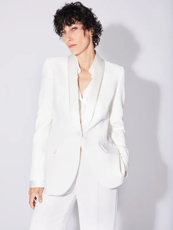 Veste de costume cintrée en crêpe blanc col satin